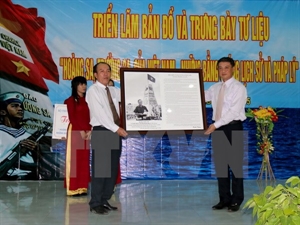 The Ministry of Information and Communication presented Phu Quy Island district with maps and various ancient documents, artefacts and publications on Hoang Sa (Paracels) and Truong Sa (Spratly) archipelagos. (Photo: VNA)