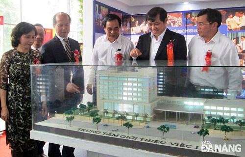 Deputy Minister of Construction Nguyen Tran Nam (4th right) and some of Da Nang’s leaders visiting a stand