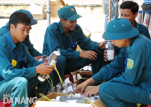 Các thành viên trong đội Việt Nam đang kiểm tra chất lượng pháo trước khi lắp đặt.