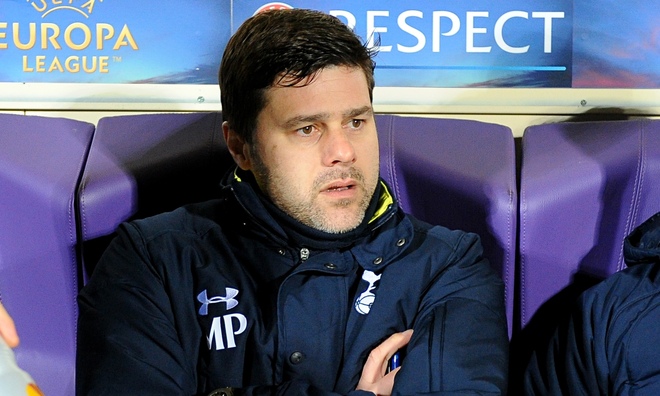  Mauricio Pochettino (ảnh) sẽ có chuyến trở về sân St Mary’s đầy cảm xúc. 18 tháng làm việc ở đây của HLV người Argentina trải qua khá suôn sẻ với những mối quan hệ tốt. Những câu chào hỏi trong phòng làm việc và những lần gặp mặt phụ huynh của các cầu thủ trẻ. Có một điều không thể phủ nhận, mặc dù Ronald Koeman đã dẫn dắt Southampton khi đấu tốt ở mùa giải năm nay, người có công đầu trong việc xây dựng sức mạnh của “The Saints” chính là Mauricio Pochettino. Người hùng hay kẻ xa lạ? Hãy chờ xem các CĐV trên sân St Mary’s đón tiếp người cũ như thế nào.  Hai hậu vệ cánh của Tottenham là  Danny Rose và Kyle Walker đang gặp vấn đề về thử lực và phải trải qua bài kiểm tra để biết liệu họ có thể ra sân hay không. Ryan Mason có thể trở lại đội hình chính sau một tuần nghỉ ngơi nhường chỗ cho Paulinho. Đội khách hy vọng thủ thành Hugo Lloris có thể trở lại sau ba trận nghỉ thi đấu do chấn thương đầu gối. Trong khi đó, Southampton vẫn đang phải sống những ngày không có chốt chặn hàng đầu Fraser Forster trước khung gỗ. Toby Alderweireld,  Jay Rodriguez và Filip Djuricic là những người không thể ra sân do chấn thương bên phía đội chủ nhà. Họ cũng sẽ mất cả Victor Wanyama do thẻ phạt, nhưng Maya Yoshida và James Ward-Prowse có thể trở lại.