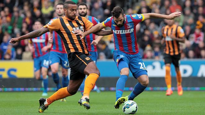  Crystal Palace – Hull City (21h thứ bảy, 25/4): Hull City trên bờ vực rớt hạng  Hull (áo vàng đen) hiện đang xếp thứ tư từ dưới lên trên bảng xếp hạng, họ đang đối mặt với nguy cơ bị rớt xuống nhóm cầm đèn đỏ, nếu không thể kiếm điểm trên sân Selhurst Park do chỉ xếp trên Leicester nhờ hơn về hiệu số bàn thắng. Điều này thực sự khó khăn với đội bóng của Steve Bruce, họ đã không kiếm được chiến thắng nào trong hai tháng ròng. Trận thắng gần nhất của Hull City là chiến thắng 2-1 trước QPR vào ngày 21/2.  Các số liệu thống kê không hề đứng về phía Hull. Trong 14 trận gần nhất của họ tại Ngoại hạng Anh tính riêng trong tháng tư, đội bóng này chỉ thắng được một lần. Ở bên kia chiến tuyến, Palace mới bị cắt chuỗi bốn trận thắng bằng thất bại 0-2 trước West Brom ở vòng đấu trước, nhưng đội chủ nhà vẫn tỏ ra là một đối thủ đáng gờm dưới bàn tay của Alan Pardew. 