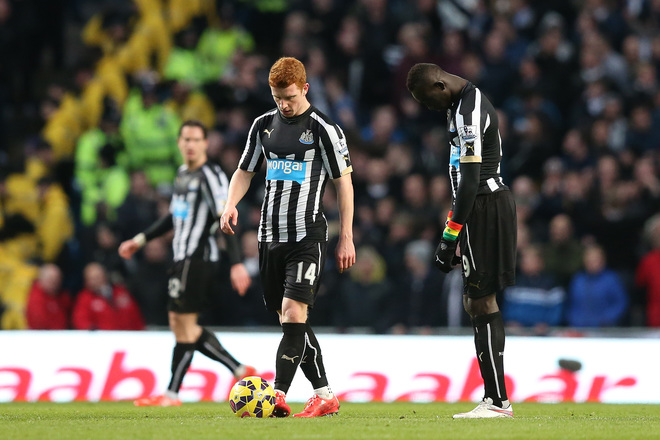  Newcastle – Swansea (21h thứ bảy, 25/4): Khi St James’ Park không còn là điểm tựa  Nhiệt độ ở Newcastle (ảnh) đang rất nóng sau khi họ nhận thất bại thứ sáu liên tiếp trước Tottenham ở vòng trước. Đội bóng vùng Tyneside hoàn toàn có thể rơi vào cuộc đua trụ hạng nếu họ không cẩn thận. Pháo đài St James’ Park đã không còn là miền đất lành với “Chích Chòe”, họ để thua ba trận gần nhất tại đây.  Ở chiều ngược lại, Swansea lại có thói quen thi đấu tốt khi hành quân đến St James’ Park. Đội chủ nhà không thể thắng trong ba lần gần nhất tiếp đón đối thủ đến từ xứ Wales và với phong độ hiện tại của họ, những kết quả đáng thất vọng có vẻ chưa dừng lại.  Trong năm trận còn lại của mùa giải, Newcastle chỉ phải đấu với một đối thủ đang xếp trên họ. Lịch thi đấu thuận lợi này khiến John Carver vững tin hơn với chặng đường phía trước. Đối thủ của họ cuối tuần này vừa để thua trước Leicester ở vòng đấu trước và là một đội có hàng công hoạt động không hiệu quả. Chỉ hai trận ở mùa giải này, Swansea ghi nhiều hơn hai bàn. Mặc dù vậy, đội bóng của Gary Monk có một hàng phòng ngự đáng nể với thành tích 11 trận giữ sạch lưới. Với việc phải đụng độ Man City và Arsenal trong vài tuần tới, Swansea sẽ cố gắng kiếm điểm trước những đối thủ như Newcastle. 