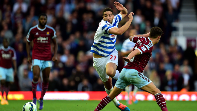  QPR – West Ham (21h thứ bảy, 25/4): Pháo đài Loftus Road  Năm trận đầu tiên trong số bảy chiến thắng của QPR (áo xanh trắng) ở mùa giải năm nay diễn ra ở Loftus Road. Từ nay đến cuối mùa giải, đội bóng của Chris Ramsey còn hai trận trên sân nhà nữa và chắc chắn West Ham là một trong những đối thủ mà QPR tự tin có thể hạ gục. Kể từ ngày 2/12 năm ngoái, West Ham chưa thắng bất kỳ trận nào trên sân khách. Mặt khác, đội bóng của Sam Allardyce để thua trong cả ba lần gần nhất đến thăm Loftus Road.  Ở trận đấu gần nhất tại Ngoại hạng Anh, QPR đã thi đấu rất nỗ lực trước Chelsea nhưng bàn thắng muộn của Cesc Fabregas khiến công sức của họ đổ sông đổ bể. Từng điểm số lúc này rất quý giá đối với QPR trong cuộc chiến trụ hạng, hiện, họ còn cách vị trí an toàn hai điểm.  QPR có thể chào đón sự trở lại của Leroy Fer sau chấn thương đầu gối. Armand Traore và Yun Suk-Young chưa chắc chắn có thể ra sân Trong khi đó, West Ham tiếp tục thiếu vắng James Tomkins và Andy Carroll. Đội khách cũng không có Guy Demel trong khi Diafra Sakho chưa chắc có thể ra sân.