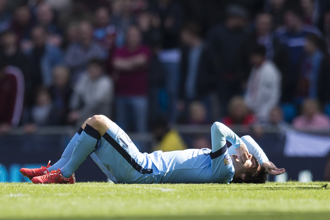 Man City đang hơn Liverpool bảy điểm nhưng đá nhiều hơn một trận. Ở trận đấu tới, với việc Wilfried Bony chơi không hiệu quả, Pellegrini có thể sẽ sử dụng sơ đồ một tiền đạo và Sergio Aguero là người chơi cao nhất. Yaya Touro sẽ có nhiều cơ hội dâng cao hơn khi Fernandinho trở lại. Trong khi đó, chấn thương mà David Silva (ảnh) gặp phải ở trận gặp West Ham không nghiêm trọng như dự kiến, tiền vệ người Tây Ban Nha đủ khả năng để tiếp tục thi đấu. Về phía Villa, Tim Sherwood sẽ chào đón sự trở lại của hai cầu thủ quan trọng Carlos Sanchez và Aly Cissokho. Tiền vệ 19 tuổi Jack Grealish có thể sẽ bị phạt do hành vi sử dụng khí gây cười. 