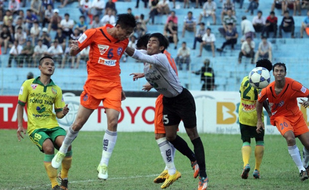 Pha đánh đầu mở tỷ số của Phước Vĩnh (số 6, áo cam), đã mở màn để SHB Đà Nẵng giành chiến thắng chung cuộc 3-1 trước Đồng Tháp (áo xanh).