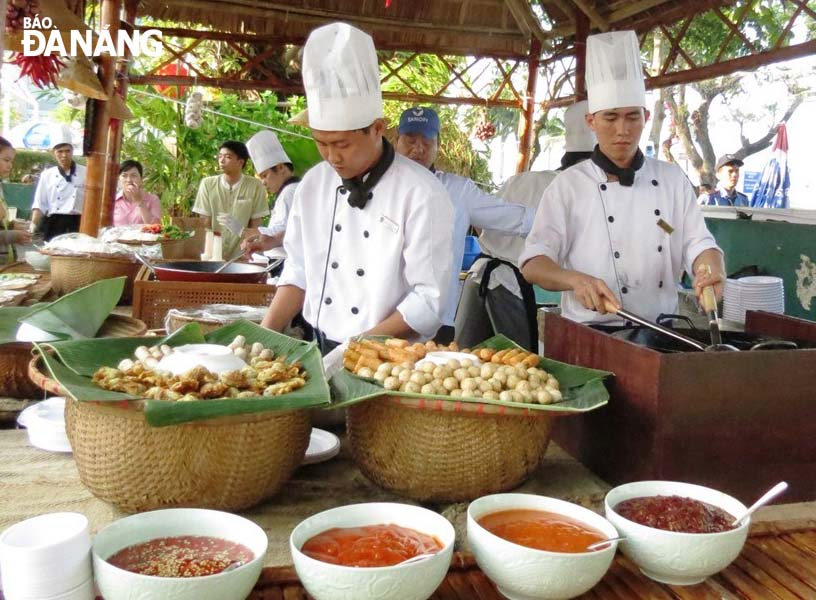 Các đầu bếp của gian hàng ẩm thực đại diện của Đà Nẵng – Việt Nam chuẩn bị chu đáo để đón các thực khách đến với ngày hội.