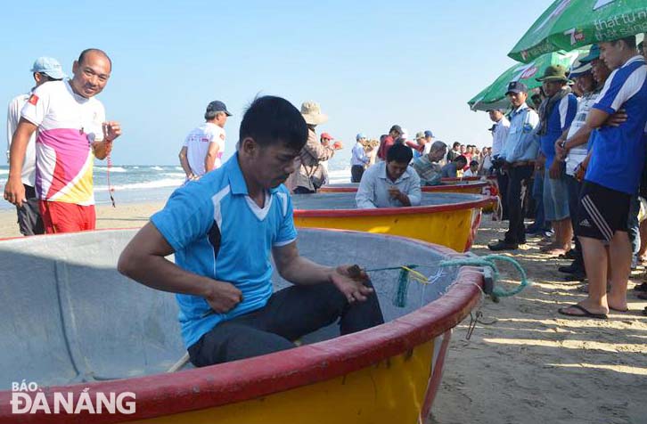 Thi đan lưới là hoạt động không thể thiếu của Ngày hội miền biển. Đây là cơ hội để ngư dân các phường trên địa bàn quận Sơn Trà cùng nhau tranh tài.