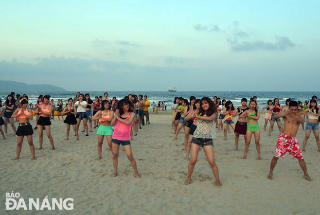 Màn đồng diễn Flasshmob kêu gọi người dân, du khách mặc bikini khi tắm biển nhằm tạo hình ảnh đẹp cho các bãi biển du lịch Đà Nẵng