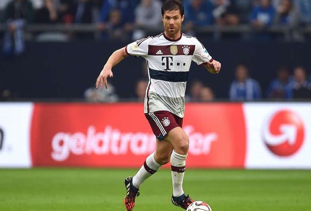 Màn ra mắt của Xabi Alonso ở CLB mới là cuộc đụng độ với Schalke. Tiền vệ người TBN lập tức gây ấn tượng khi thực hiện tới 91 đường chuyền trong 68 phút thi đấu trên sân.