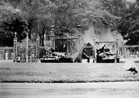 Hai chiếc xe tăng dẫn đầu - T59 số hiệu 390 và T54B số hiệu 843 - tiến vào húc đổ cổng Dinh Độc lập trưa ngày 30/4/1975. (Ảnh: Francoise de Mulder/Corbis)