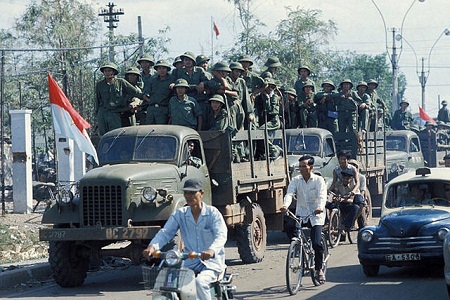 Xe chở Quân Giải phóng tiến vào Sài Gòn trong ngày giải phóng miền Nam, thống nhất đất nước. (Ảnh: Jean-Claude Labbe/Gamma-Rapho)