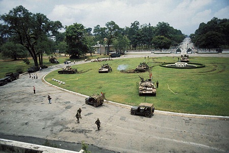 Sân Dinh Độc lập nhìn từ tầng cao trong ngày Quân Giải phóng tiến vào thành phố. (Ảnh: Jean-Claude Labbe/Gamma-Rapho)