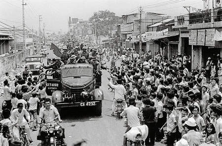 Người dân Sài Gòn xuống phố đón Quân Giải phóng, chính thức đánh dấu sự chấm dứt của chiến tranh Việt Nam. (Ảnh: AFP)