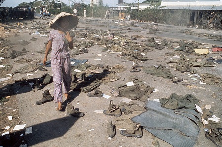 Những gì còn lại của lính Mỹ, lính Việt Nam Cộng hòa trên một đường phố ở ngoại ô Sài Gòn. (Ảnh: Jacques Pavlovsky/Sygma/Corbis)