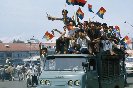 Người dân Sài Gòn xuống phố chào đón Quân Giải phóng. (Ảnh: Jacques Pavlovsky/Sygma/Corbis)