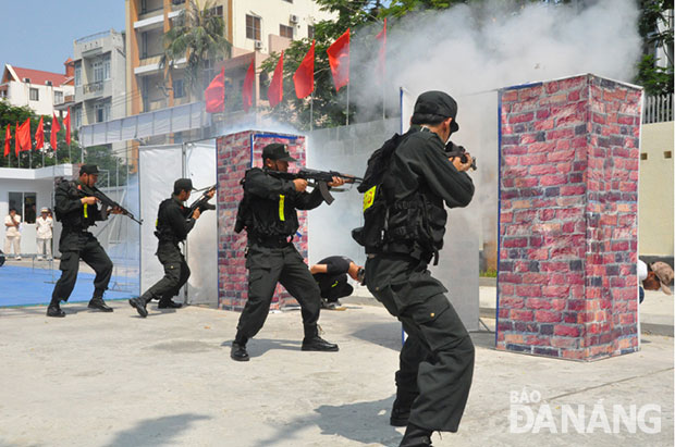 Lực lượng Công an thành phố Đà Nẵng thường xuyên tập luyện, sẵn sàng chiến đấu.