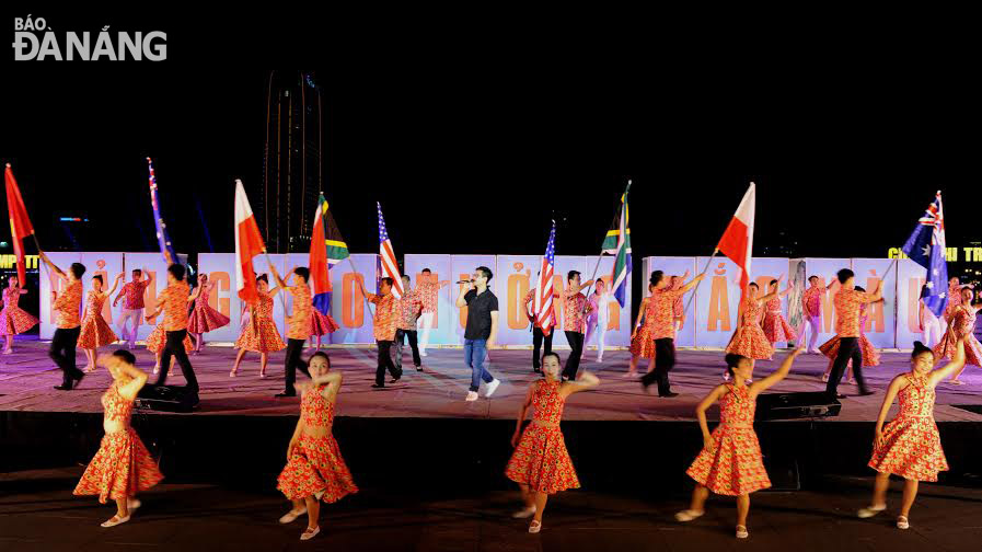Thông điệp về Đà Nẵng - Việt Nam muốn làm bạn với bạn bè năm châu cần và sẽ được thể hiện trong từng chi tiết của màn trình diễn pháo hoa và trong hai đêm nhạc hội.