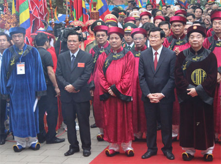 Chủ tịch nước Trương Tấn Sang cùng các vị lãnh đạo Đảng, Nhà nước, tỉnh Phú Thọ... làm lễ dâng hương tại Đền Thượng