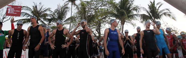 Các VĐV tham gia Cuộc thi Ironman tại Subic Bay (Philippines) trước giờ bước vào nội dung tranh tài đầu tiên trên đường đua xanh. (ảnh: ironman)