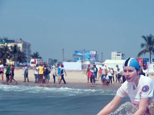 A female contestant’s determination shows on her face