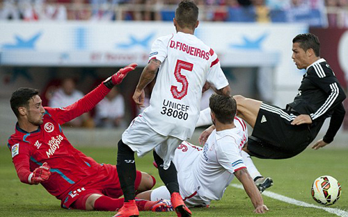 Real gặp nhiều khó khăn trước lối chơi của Sevilla (Ảnh: AFP)