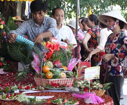 Local residents offering fruit, betel nuts and leaves to the deceased