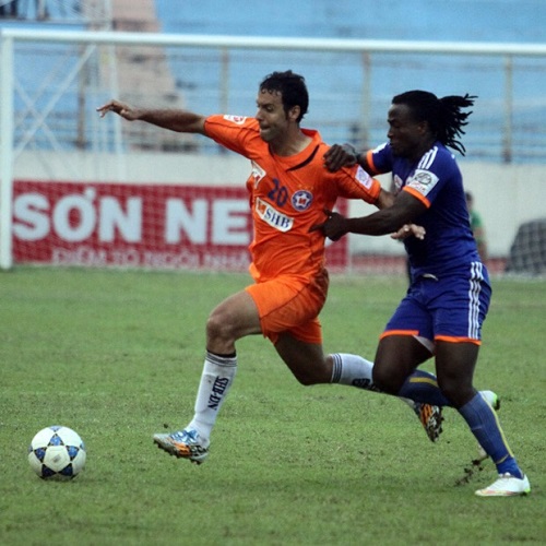 SHB DN’s striker Gomez (orange) with the ball