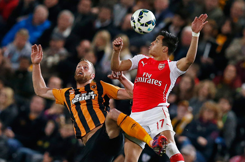 Sanchez (phải) trong pha tranh bóng với Meyler của Hull - Ảnh: Reuters