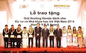 The award presentation ceremony in 2014 (Photo: dantri.com.vn)