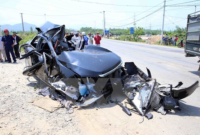 Hiện trường vụ tại nạn chiếc xe ôtô con hiệu Camry bị đâm bẹp dúm kéo lê hơn 100m. 