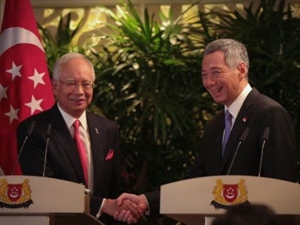 Singaporean PM Lee Hsien Loong and Malaysian PM Najib Razak at the press conference after their annual retreat in Singapore on May 5