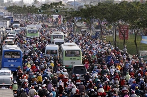 Rush hour traffic on a HCM City road. The city plans to follow Da Nang on inspecting motorbike exhaust fumes 