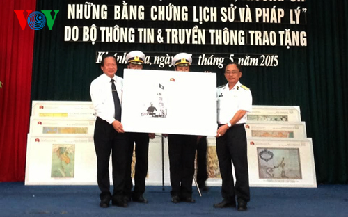 Deputy Minister of Information and Communications Trương Minh Tuấn handed over the collection to Nha Trang Naval Academy