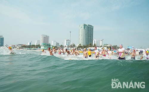 Participants in the 2nd Da Nang International Lifeguard Competition held at My Khe beach.