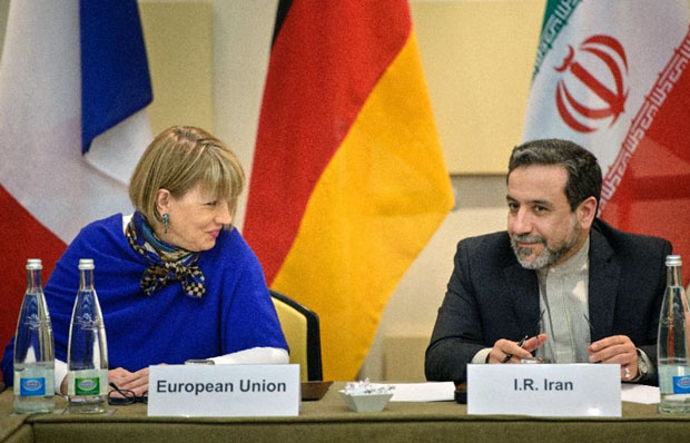 Trưởng đoàn đàm phán của EU, bà Helga Schmid và Thứ trưởng Ngoại giao Iran Abbas Araghch tại cuộc đàm phán ở Lausanne (Thụy Sĩ) ngày 26-3-2015.    Ảnh: AFP