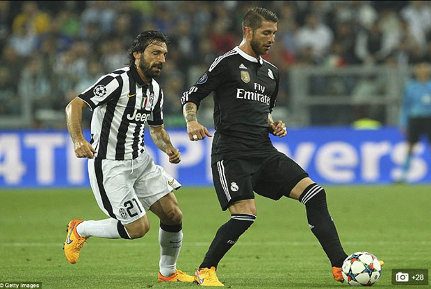 Một Sergio Ramos (áo đen) kém cỏi không thể khiến Real thất bại trước Juventus của Pirlo (áo sọc đen) nếu HLV Ancelotti có những điều chỉnh kịp thời.