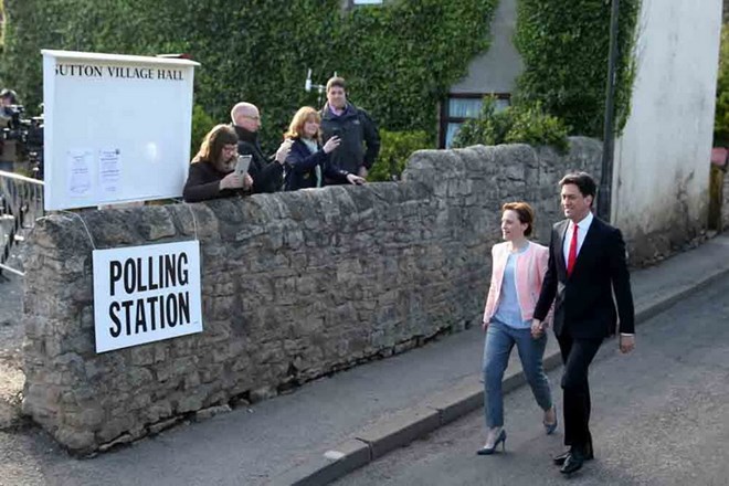 Ông Ed Miliband và vợ tại một địa điểm bỏ phiếu. (Nguồn: mirror.co.uk)