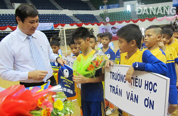 Lãnh đạo thành phố chúc mừng đội tuyển bóng đá Trường tiểu học Trần Văn Ơn đạt thành tích trong Giải bóng đá Thiếu niên, Nhi đồng Báo Đà Nẵng năm 2014.