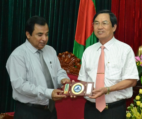 Ambassador Mohammad Shahab Ullah (left) and Vice Chairman Viet (right)