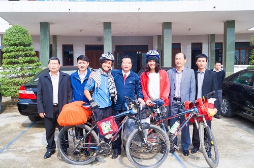 Le Truong Giang (third from left) and Duong Xuan Phi (third from right) take a picture with workers at the Quang Binh Department of Information and Communications in late December 2014