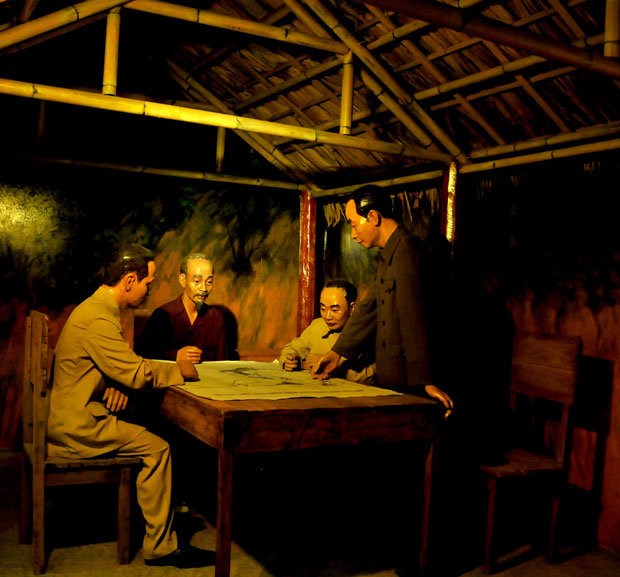 Mô hình Bác Hồ họp chỉ đạo Chiến dịch Điện Biên Phủ được tái hiện ở Bảo tàng Điện Biên.