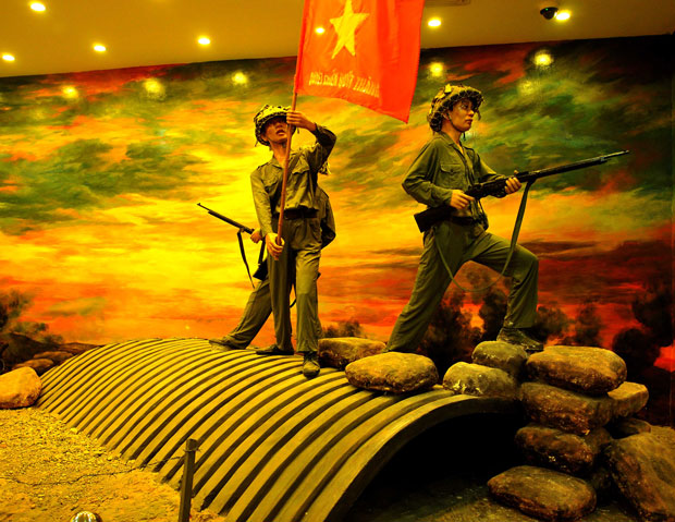Mô hình bộ đội ta cắm cờ trên hầm Đờ Cát được tái hiện trong Bảo tàng Điện Biên.