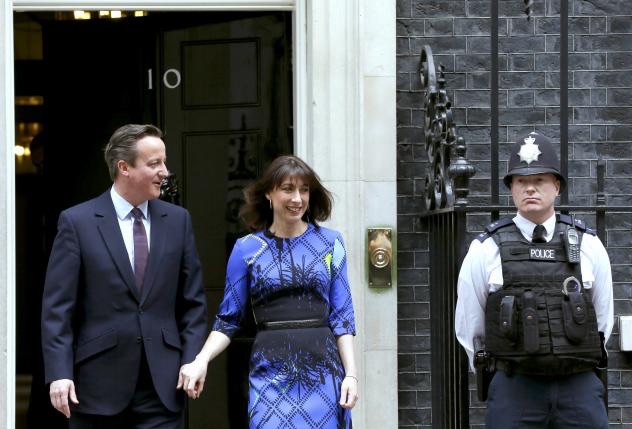 Thủ tướng Anh, David Cameron cùng phu nhân, bà Samantha, rời Phủ Thủ tướng ở số 10 Phố Downing để diện kiến Nữ hoàng Elizabeth, ngày 8-5-2015. Ảnh: Reuters