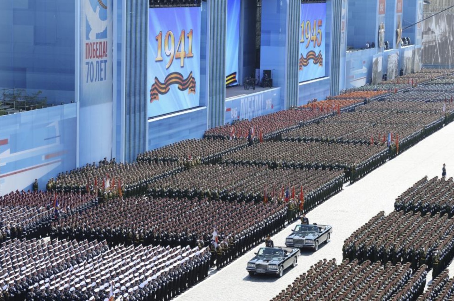 Hàng nghìn binh sĩ tham gia lễ diễu binh trên Quảng trường Đỏ