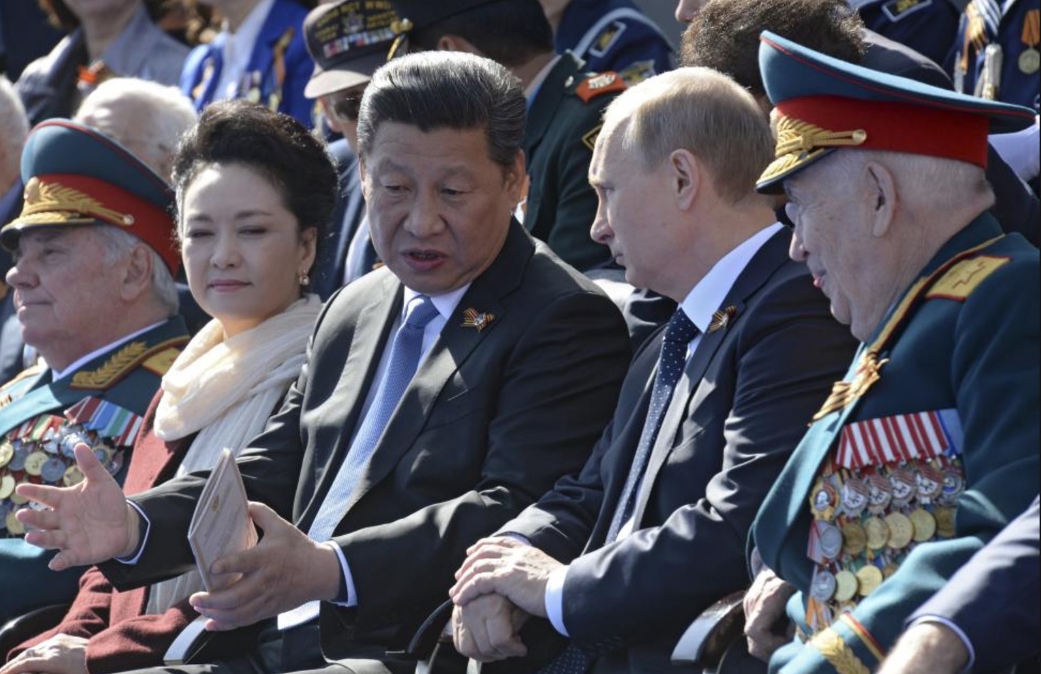 Chủ tịch Trung Quốc Tập Cận Bình ngồi cạnh Tổng thống Putin trên khán đài theo dõi lễ duyệt binh. Ảnh: Reuters
