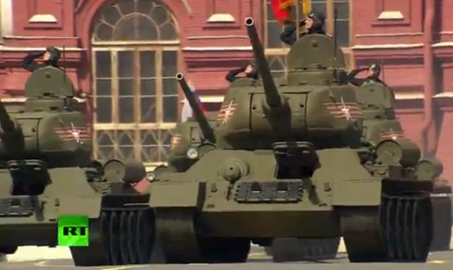 194 đơn vị thiết bị xe chiến đấu từ thời Chiến tranh Vệ quốc vĩ đại và các phương tiện vũ khí hiện đại đi qua quảng trường trong lễ diễu hành. T-34 là xe tăng hạng trung tốt nhất thời kỳ Thế chiến II.
