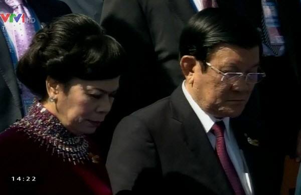 Chủ tịch nước Trương Tấn Sang và phu nhân trong phút mặc niệm. Ảnh: RT