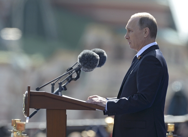 Tổng thống Nga Vladimir Putin phát biểu trước khi bắt đầu lễ duyệt binh. Ảnh: Reuters.