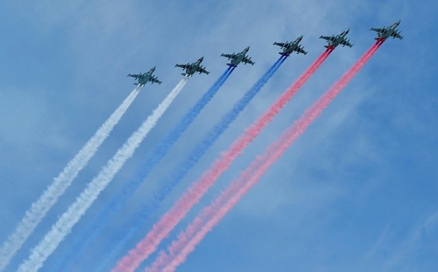 Phi cơ Su-25 Frogfoot tạo những vệt khói 3 màu tượng trưng cho quốc kỳ Nga.