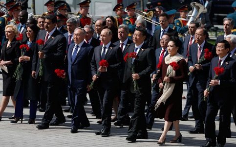 Tổng thống Putin và lãnh đạo các nước đặt vòng hoa tại mộ Liệt sĩ Vô danh ở gần điện Kremlin, Moscow. Ảnh: Reuters